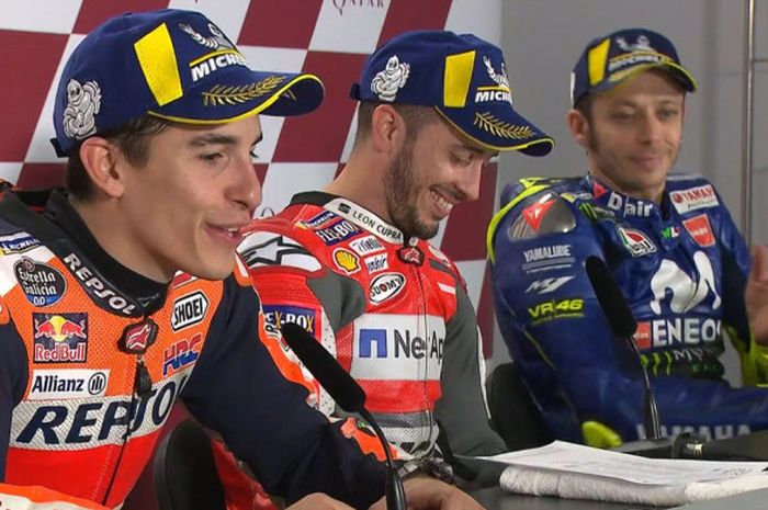 Valentino Rossi berbicara dengan Andrea Dovizioso saat konferensi pers usai MotoGP Qatar yang berlangsung di Sirkuit Losail, Qatar, Minggu (19/3/2018).