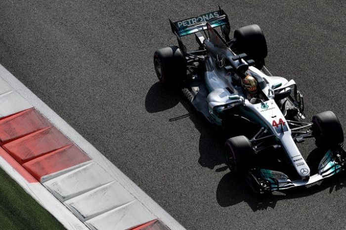 Pebalap Mercedes, Lewis Hamilton, memacu mobil pada sesi hari pertama GP Abu Dhabi di Sirkuit Yas Marina, Jumat (24/11/2017).