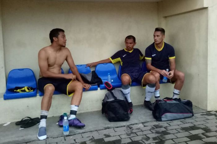 Hamka Hamzah (paling kiri) sedang berbincang dengan Ricardo Salampessy (tengah) dan Raphael Maitimo di Stadion UNY, Selasa (9/1/2018).
