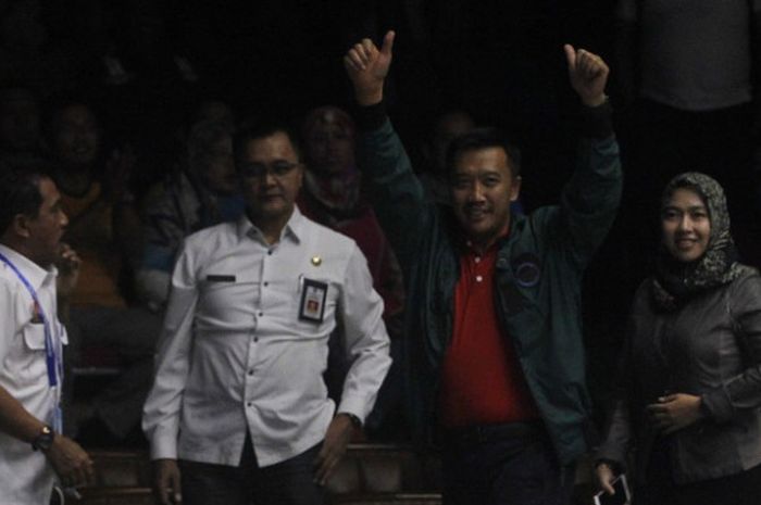 Menteri Pemuda dan Olahraga (Menpora) Imam Nahrawi memberikan salam kepada penonton Asian Men's Volleyball Championship 2017 di GOR Tridarma Gresik, Rabu (26/7/2017).