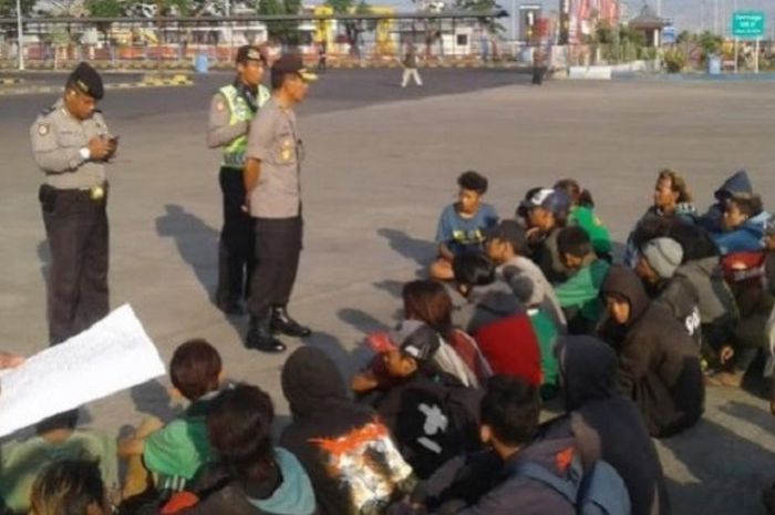 Sebanyak 39 anak punk yang menjadi suporter Persebaya Surabaya terjaring razia petugas Polsek Gilimanuk, Rabu (17/10/2018) pagi. Mereka langsung dipulangkan melalui Pelabuhan Katapang.