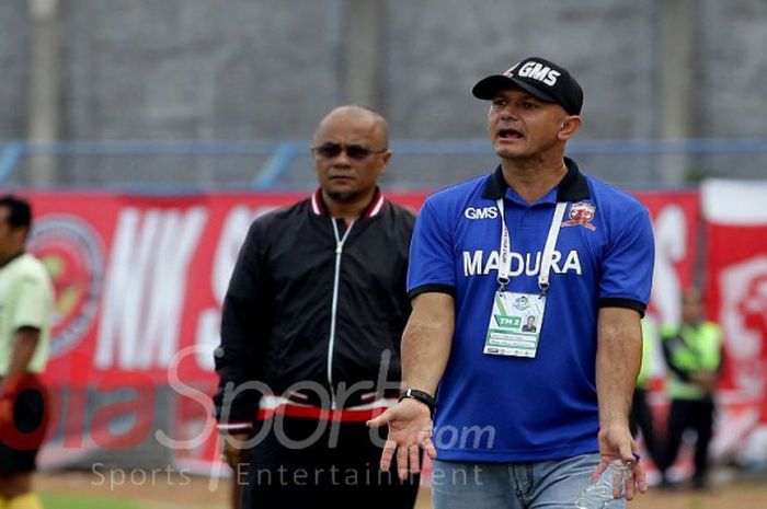 Pelatih Madura United, Gomes de Oliveira, memberikan instruksi kepada timnya pada laga lanjutan Liga 1 di Stadion Gelora Bangkalan, Sabtu (29/7/2017).