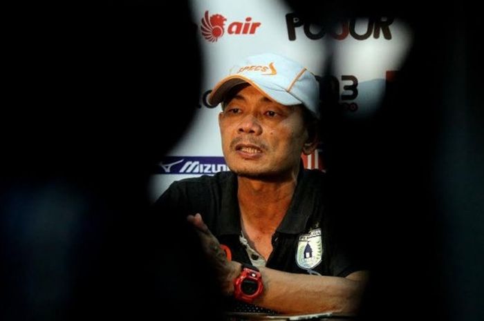 Pelatih Persipura Jayapura, Liestiadi saat memberikan keterangan ke media seusai timnya dikalahkan M