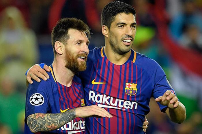 Striker Barcelona, Lionel Messi (kiri) dan Luis Suarez, saat tampil melawan Olympiacos FC dalam laga lanjutan Grup D liga Champions 2017-2018 di Stadion Camp Nou, Barcelona, pada 18 Oktober 2017.