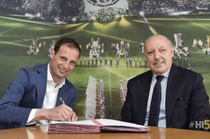   Massimiliano Allegri (kiri) menandatangani kontrak baru bersama Juventus, Jumat (6/5/2016).  