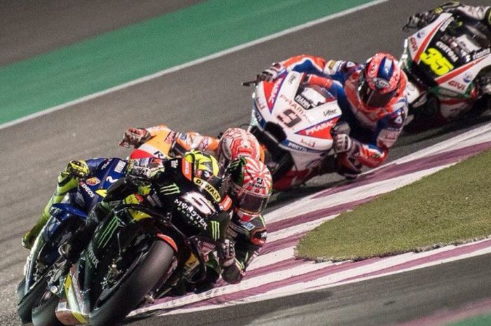 Pebalap Yamaha Tech3, Johann Zarco, memimpin grup pebalap terdepan saat menjalani seri balap pertama MotoGP di Sirkuit Losai, Qatar, pada tanggal 18 Maret 2018.