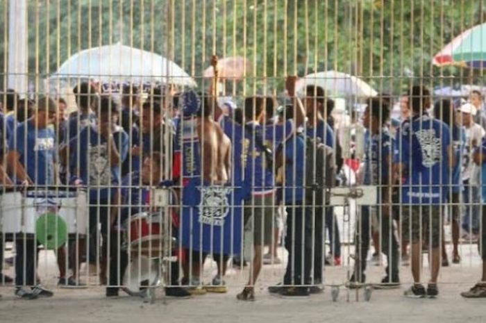 Aremania menabuh bass drum di luar Stadion Aji Imbut, Tenggarong, saat Arema dijamu Mitra Kukar pada Jumat (20/5/2016) sore. 