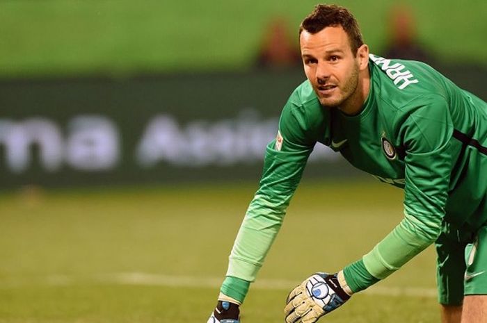 Kiper Inter Milan, Samir Handanovic, dalam pertandingan Serie A menghadapi Genoa di Stadion Luigi Ferraris, Genoa, Italia, pada 20 April 2016.