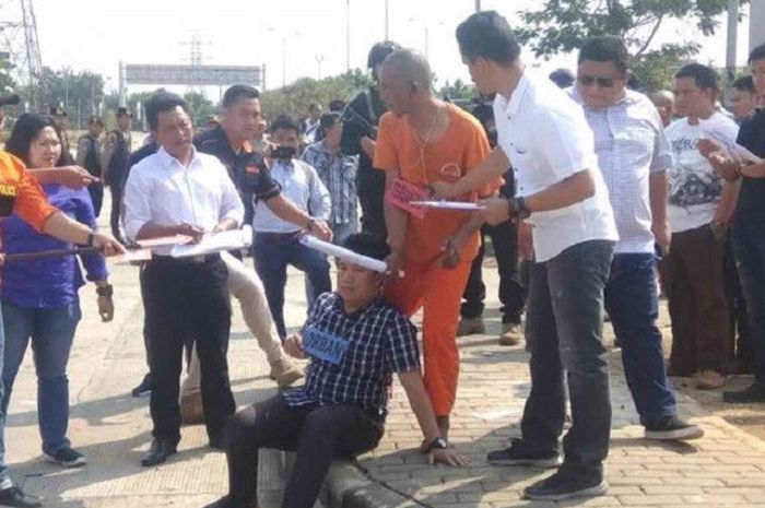 Rekonstruksi pengeroyokan Haringga Sirla di Stadion GBLA pada Rabu (26/9/2018). Tersangka Budiman saat memperagakan penganiayan.