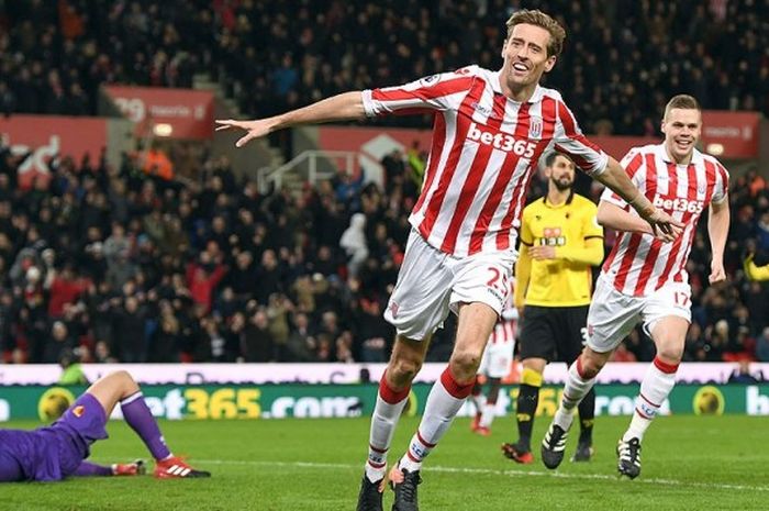 Striker Stoke City, Peter Crouch, melakukan selebrasi usai mencetak gol ke gawang Watford dalam laga lanjutan Premier League 2016-2017 di Stadion Bet365, Stoke on Trent, pada 3 Januari 2017.