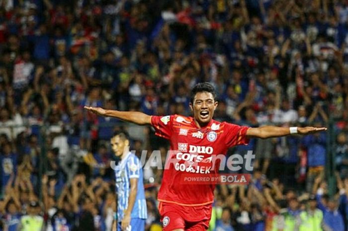   Striker Arema FC, Dedik Setiawan, merayakan gol yang dicetaknya ke gawang Persiba Balikpapan dalam lanjutan Go-Jek Traveloka Liga 1 di Stadion Gajayana Malang, Senin (1/5/2017).  