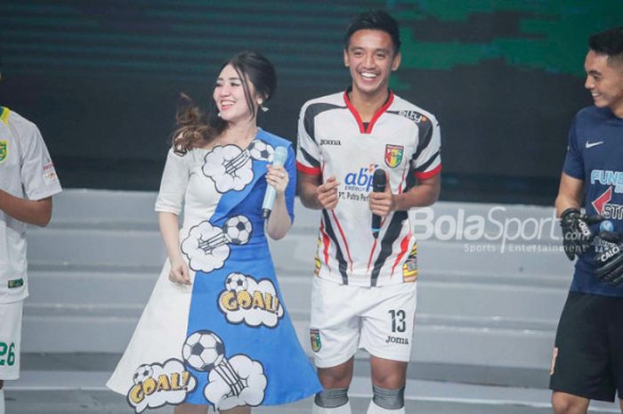 Via Vallen bersama pemain Liga 1 2018 di acara peluncuran resmi kompetisi sepak bola nasional di Studio Indosiar, Senin (19/3/2018)