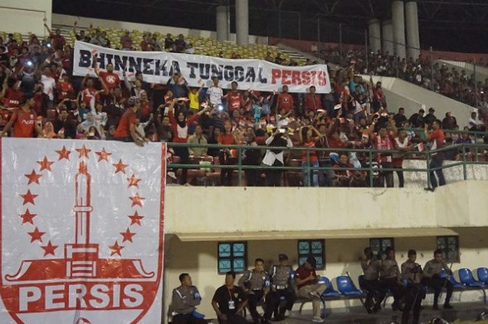 Suporter Persis Solo, Pasoepati, kompak bernyanyi mendukung timnya saat menjamu Persipon Pontianak dalam lanjutan Liga 2 di Stadion Manahan Solo, Jumat (18/8/2017).