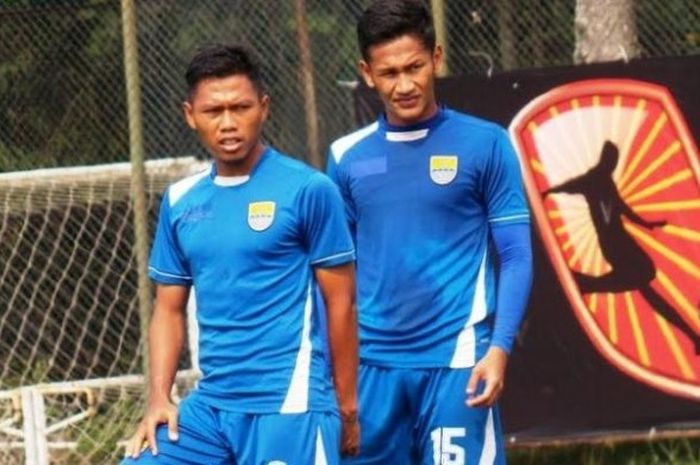 Bek kiri Tony Sucipto (kiri) senang penantiannya empat tahun di Stadion GBLA, Kota Bandung terobati saat Persib mengalahkan Mitra Kukar pada Sabtu (18/6/2016) malam. 