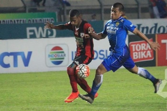 Penyerang Persib, Tantan (kanan) berebut bola dengan bek Persipura, Ruben Karel Sanadi pada laga TSC 2016 di di Stadion Gelora Bandung Lautan Api, Kota Bandung, Sabtu (12/11/2016).