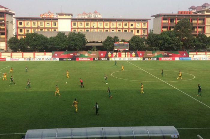 Suasana laga Liga 1 2018 antara Bhayangkara FC kontra Persebaya Surabaya di Stadion PTIK, Jakarta Selatan, Rabu (11/7/2018).