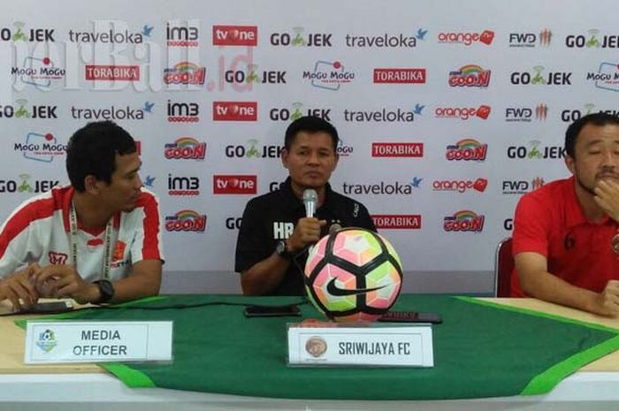 Pelatih Sriwijaya FC, Hartono Ruslan dan pemain Sriwijaya FC, Yoo Hyun-Goo, dalam sesi konferensi pers jelang hadapi tuan rumah PS TNI, Selasa (24/10/2017).