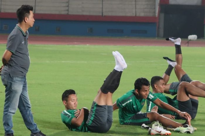 Syahrian Abimanyu (kiri, mengangat kaki), Kadek Adiya, dan Juliyano Saputra melakukan pendinginan usai mengikuti sesi latihan terbuka sekaligus uji lapangan timnas U-19 Indonesia, Sabtu (30/6/2018), di Gelora Delta Sidoarjo jelang Piala AFF U-19 2018.