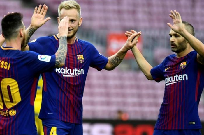 Lionel Messi (kiri) merayakan gol bersama Ivan Rakitic dan Andres Iniesta dalam duel Barcelona kontra Las Palmas di Stadion Camp Nou, Barcelona, 1 Oktober 2017.
