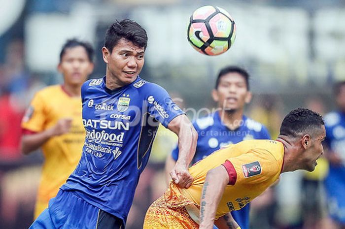   Pemain belakang Persib Bandung, Achmad Jufriyanto, berebut bola dengan striker Sriwijaya FC.