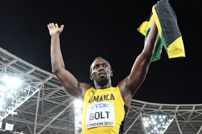 Pelari asal Jamaika, Usain Bolt, melambaikan tangan ke arah para penonton seusai menyelesai perlombaan lari 100 meter Kejuaraan Dunia Atletik 2017, di Stadion London, Inggris, Sabtu (5/8/2017).