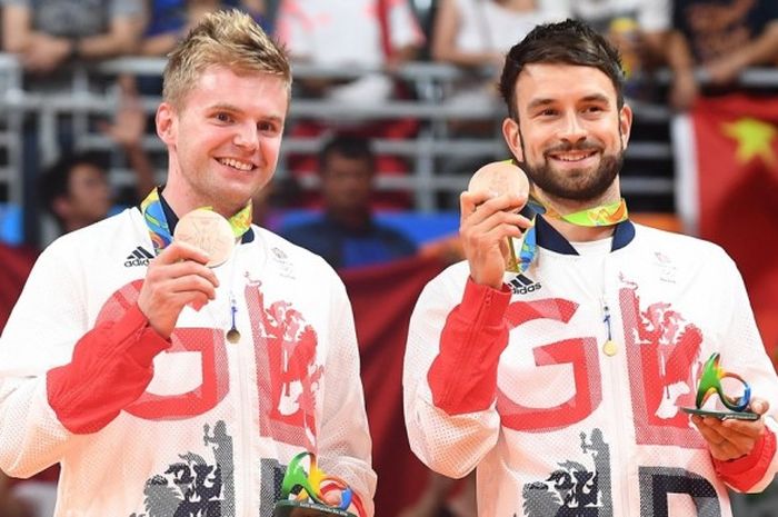 Pasangan ganda putra Inggris Raya, Marcus Ellis (kiri)/Chris Langridge, berpose dengan medali perunggu yang mereka raih pada Olimpiade Rio di Riocentro, Rio de Janeiro, Brasil, 19 Agustus 2016.