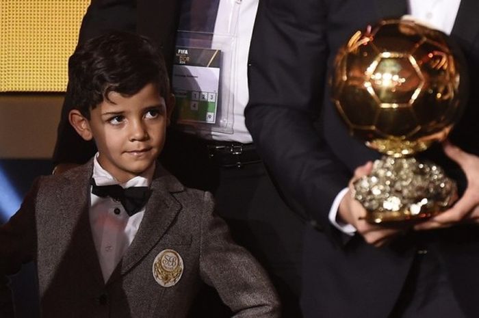 Cristiano Jr ikut naik ke atas panggung saat ayahnya, Cristiano Ronaldo, menerima penghargaan Ballon d'Or di Zurich, 12 Januari 2015.
