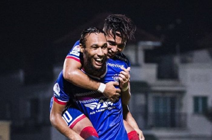 Suka cita dua pemain Warriors FC, Jonathan Behe (depan) dan Sahil Suhaimi seusai mencetak gol ke gawang Hougang United pada lanjutan Liga Singapura 2018 di Choa Chu Kang Stadium, 2 Juni 2018. 