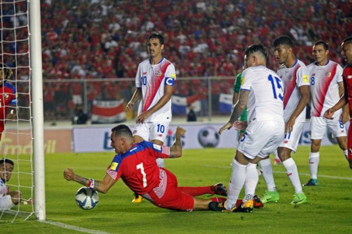 Pemain Kosta Rika, Ronald Matarrita (kiri), mencoba memblok usaha pemain Panama, Gabriel Torres, dalam laga Kualifikasi Piala Dunia 2018 di Panama City, Panama, pada 10 Oktober 2017.
