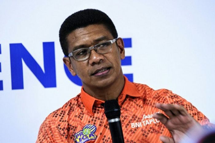 Asisten pelatih tim bola voli putra Jakarta BNI Taplus berbicara dalam konferensi pers seusai laga melawan Palembang Bank SumselBabel pada putaran kedua seri pertama Proliga 2018 yang berlangsung di GOR Purna Krida, Denpasar, Bali, Jumat (2/3/2018).