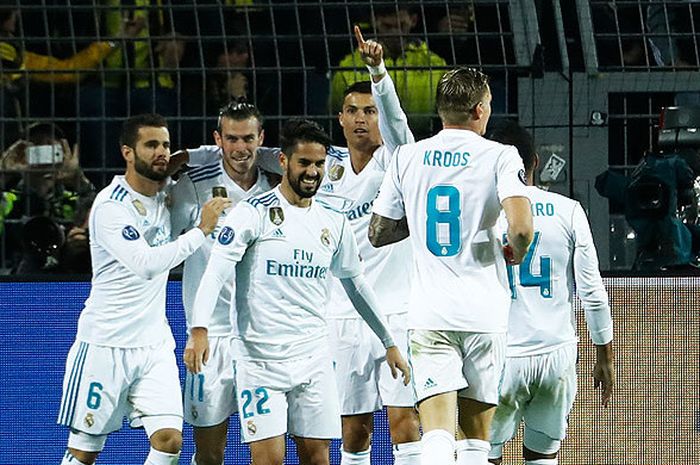 Striker Real Madrid, Cristiano Ronaldo, melakukan selebrasi bersama rekan setimnya seusai mencetak gol ke gawang Borussia Dortmund dalam laga Grup H Liga Champions di Dortmund, Jerman, pada 26 September 2017.