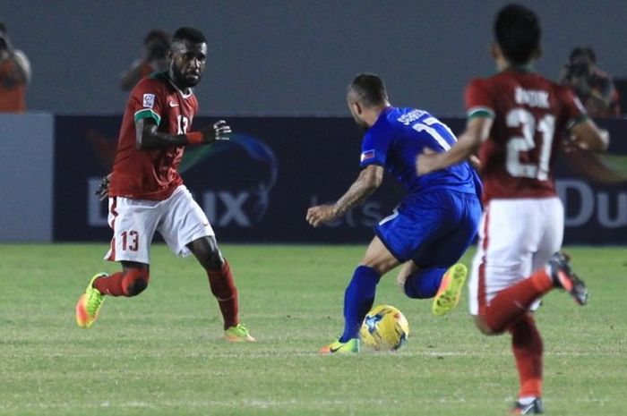  Gelandang Filipina, Stephen Schrock (tengah), berusaha melewati bek Indonesia, Rudolof Yanto Basna, dalam pertandingan matchday 2 Grup A Piala AFF 2016 di Philippine Sport Stadium, Bocaue, Filipina, pada Selasa (22/11/2016). 