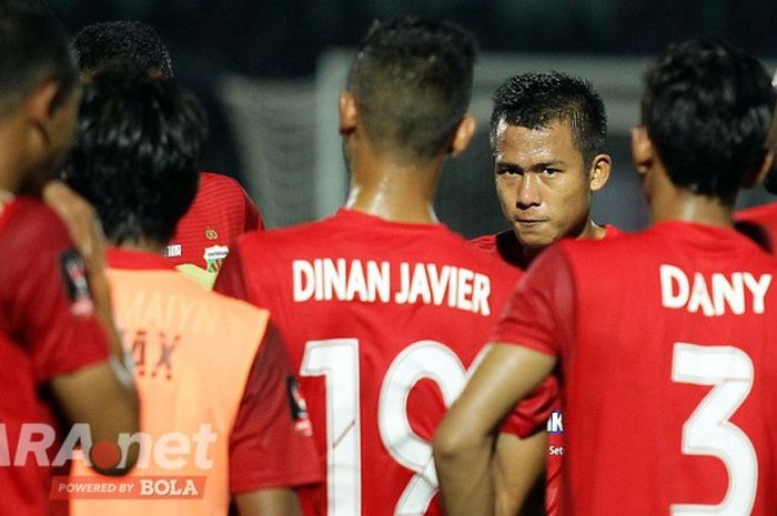 Gelandang Bhayangkara FC, Wahyu Subo Seto (menghadap kamera), saat tampil melawan PSCS Cilacap dalam laga Cilacap Cup 2017  di Stadion Wijayakusuma Cilacap, Jawa Tengah, Jumat (24/03/2017).