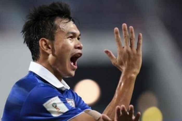 Penyerang Thailand, Adisak Kraisorn, salah satu kekuatan penting pasukan Kiatisuk Senamuang pada kualifikasi Piala Dunia 2018 untuk Zona Asia. 