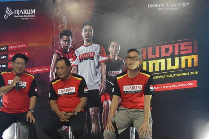 Program Director Bakti Olahraga Djarum Foundation, Yoppy Rosimin (kiri) saat jumpa pers di Gor RM Sa