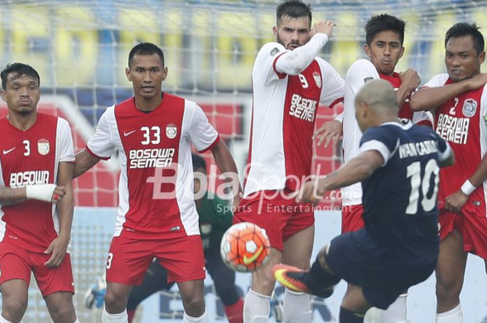 Pemain Persela Lamongan, Ivan Carlos, melakukan tendangan bebas kala melawan PSM Makassar di Liga 1 2017.