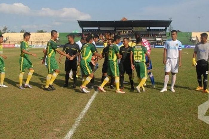 Para pemain Perssu (hijau) menyalami perangkat pertandingan dan pilar PSIM Yogyakarta sebelum memulai laga di Stadion Ahmad Yani, Sumenep, Sabtu (1/10/2016).