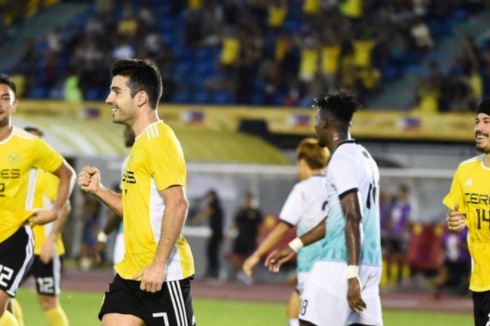 Suka cita pemain Ceres-Negros, Bienvenido Maranon (depan) seusai mencetak gol ke gawang Yangoon United pada leg pertama semifinal Piala AFC 2018 zona ASEAN di Stadion Panaad, 9 Mei 2018.