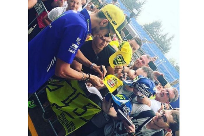 Valentino Rossi menemui Fans di GP Ceska