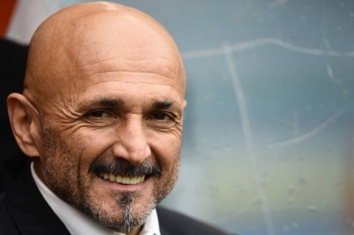 Pelatih AS Roma, Luciano Spalletti, mendampingi anak-anak asuhnya dalam laga Serie A kontra Napoli di Stadion Olimpico, Roma, Italia, pada 4 Maret 2017.