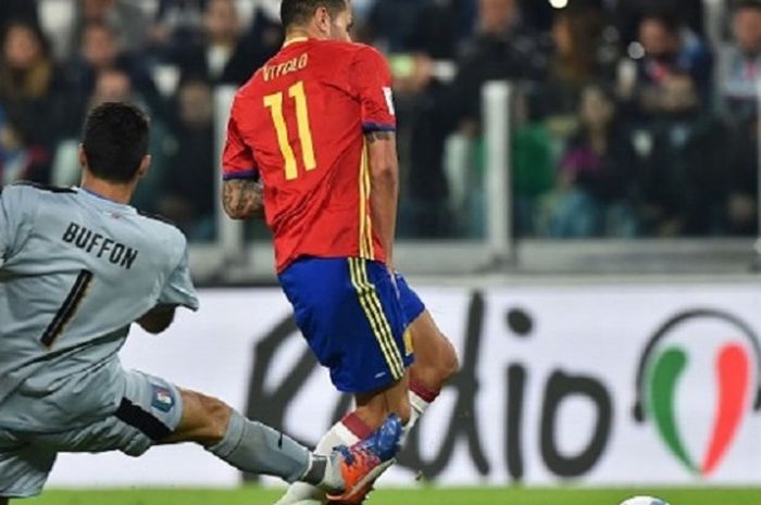 Gianluigi Buffon gagal menghadang bola yang diarahkan kepada Vitolo pada laga kualifikasi Piala Dunia 2018 antara Italia dan Spanyol di Stadion Juventus, Kamis (6/10/2015). 