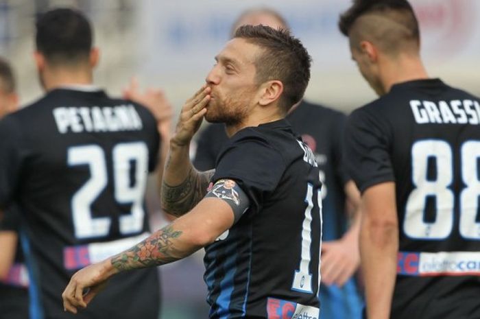Reaksi kapten Atalanta, Alejandro Gomez, setelah menciptakan gol ke gawang Pescara dalam laga Serie A di Stadion Atleti Azzurri d'Italia, Bergamo, 19 Maret 2017.