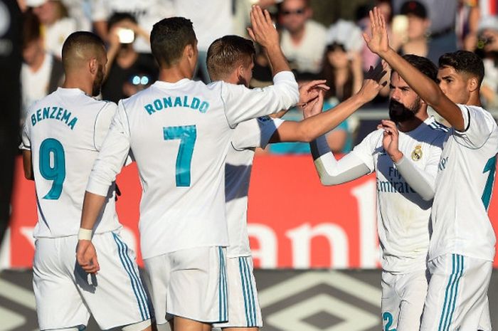 Pemain Real Madrid merayakan gol yang diciptakan Isco ke gawang Girona pada laga lanjutan Liga Spanyol di Stadion Montilivi, Minggu (29/10/2017) malam WIB.