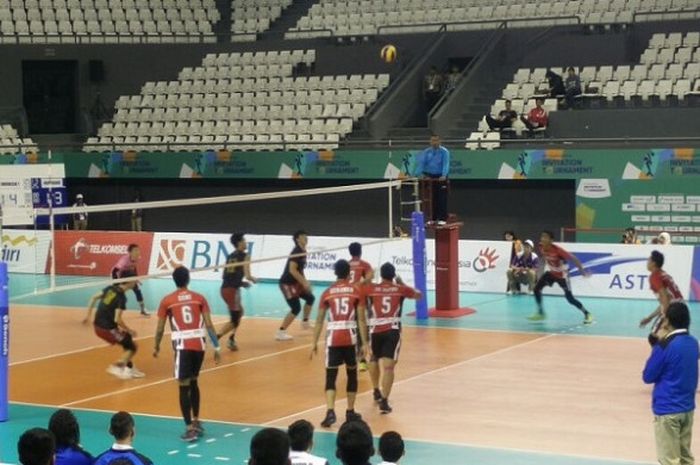 Tim voli putra Indonesia 1 bersiap melakukan serangan kepada Hong Kong pada babak semifinal test event Asian Games 2018 di Tennis Indoor, Senayan, Jakarta, Rabu (14/2/2018).