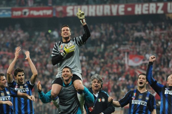 Julio Cesar (atas) bersama rekan setim di Inter Milan merayakan kemenangan atas Bayern Muenchen pada laga Liga Champions di Allianz Arena, 15 Maret 2011.