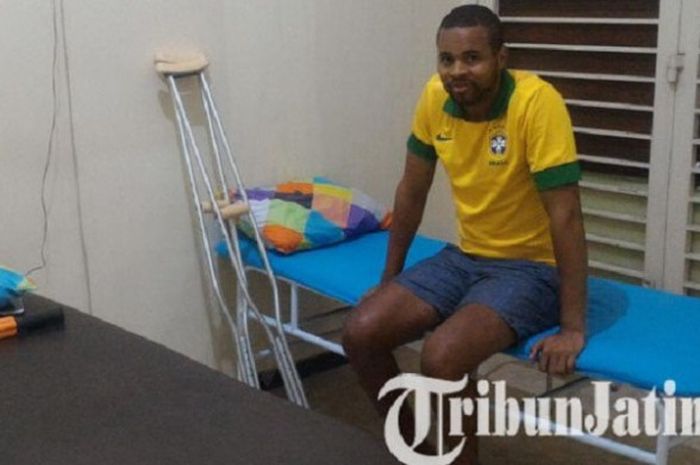 Thiago Furtuoso saat menjalani terapi untuk mengembalikan kekuatan kakinya yang retak.
