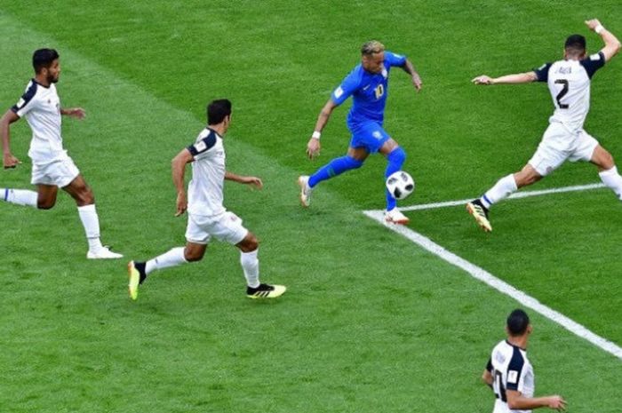 Penyerang Brasil, Neymar, mencoba melewati penjagaan para pemain bertahan Kosta Rika pada pertandingan Grup E Piala Dunia 2018 di St. Petersburg, 22 Juni 2018. 