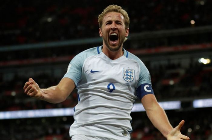  Striker Inggris, Harry Kane, merayakan gol yang dia cetak ke gawang Slovenia dalam laga Grup F Kualifikasi Piala Dunia 2018 zona Eropa di Stadion Wembley, London, (5/10/2017).  