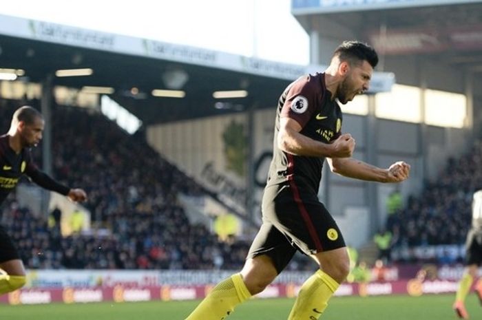 Ekspresi kegembiraan penyerang Manchester City, Sergio Aguero, seusai mencetak gol ke gawang Burnley dalam pertandingan lanjutan Premier League di Turf Moor, Burnley, Sabtu (26/11/2016).