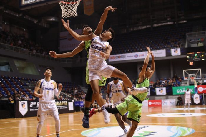 Pertandingan IBL Pertamax 2018-2019 antara Bogor Siliwangi (putih) dan Pacific Caesar (hijau) di Britama Arena, Jakarta Utara, Sabtu (8/12/2018).